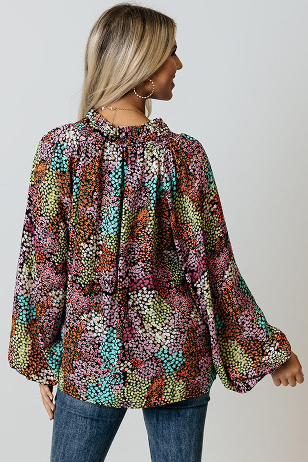 Veelkleurige, levendige, gebloemde blouse met V-hals en pofmouwen