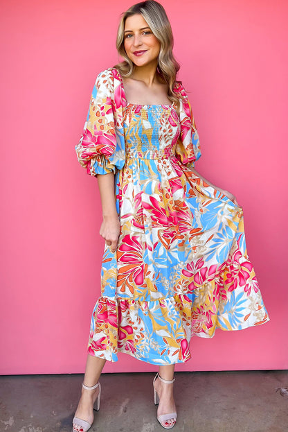 Rozerode maxi-jurk met gesmokt lijfje en pofmouwen met tropische print