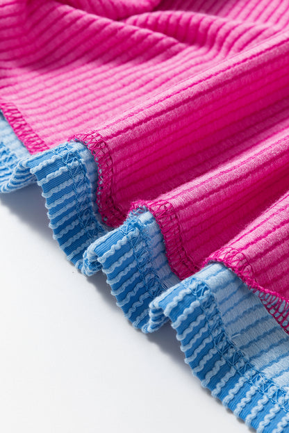 Felroze T-shirt met contrasterende rand en ronde hals