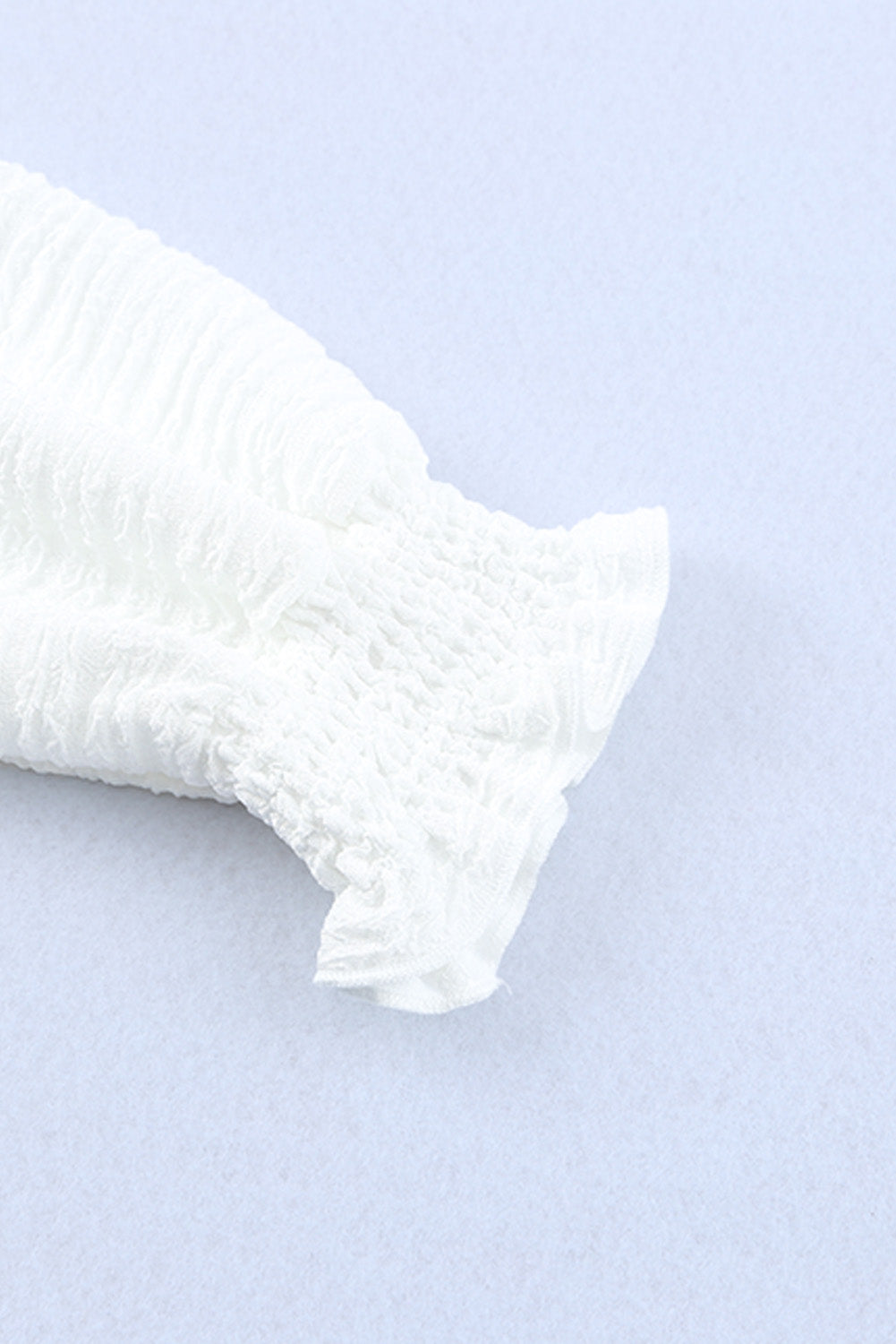 Witte blouse met gesmokte hals en bisschopsmouwen met ruches