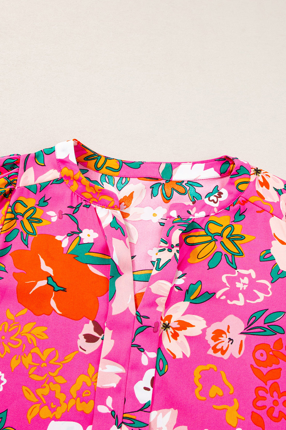 Blouse met rozenbloemen en split-V-hals en pofmouwen