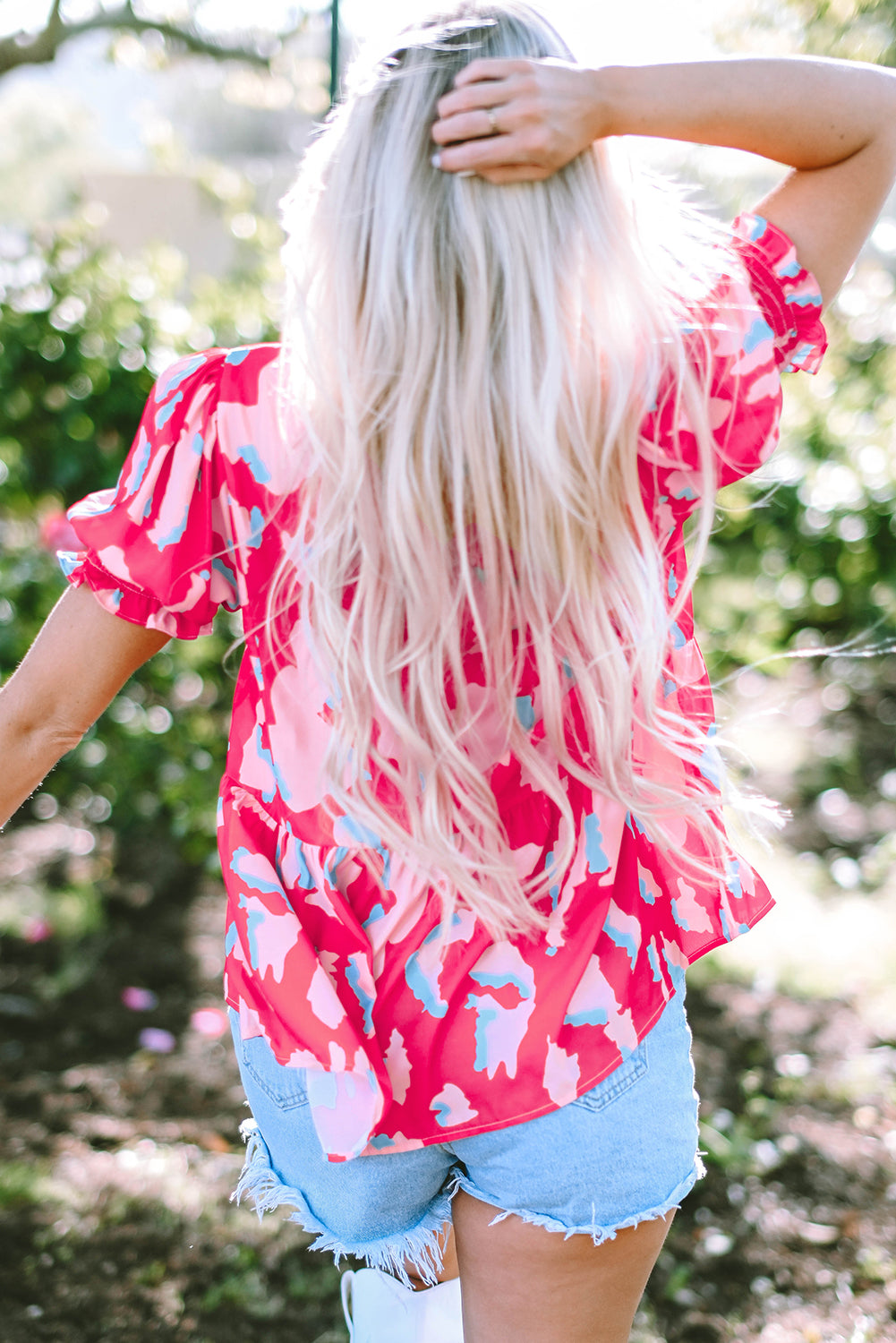 Gesmokte blouse met V-hals en pofmouwen met rozen-abstracte print