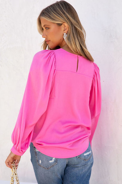 Roze satijnen blouse met ronde hals en lange mouwen