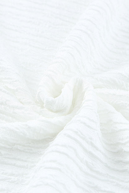 Witte blouse met gesmokte hals en bisschopsmouwen met ruches