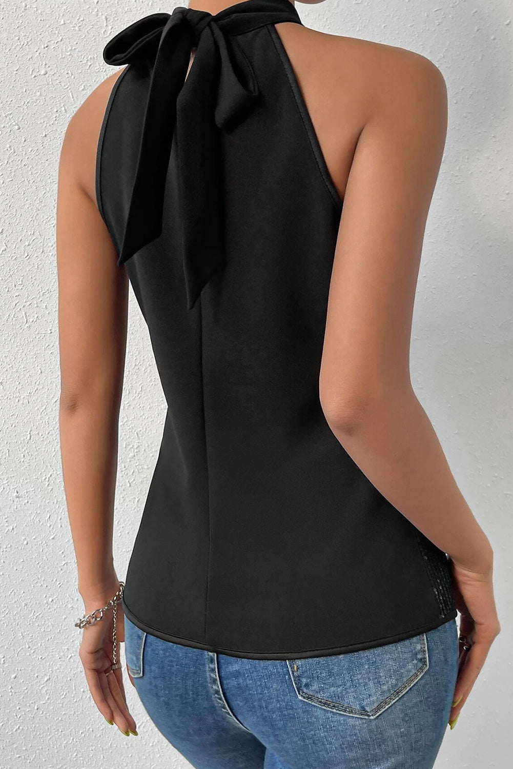 Zwarte tanktop met sleutelgat en lovertjes op de rug