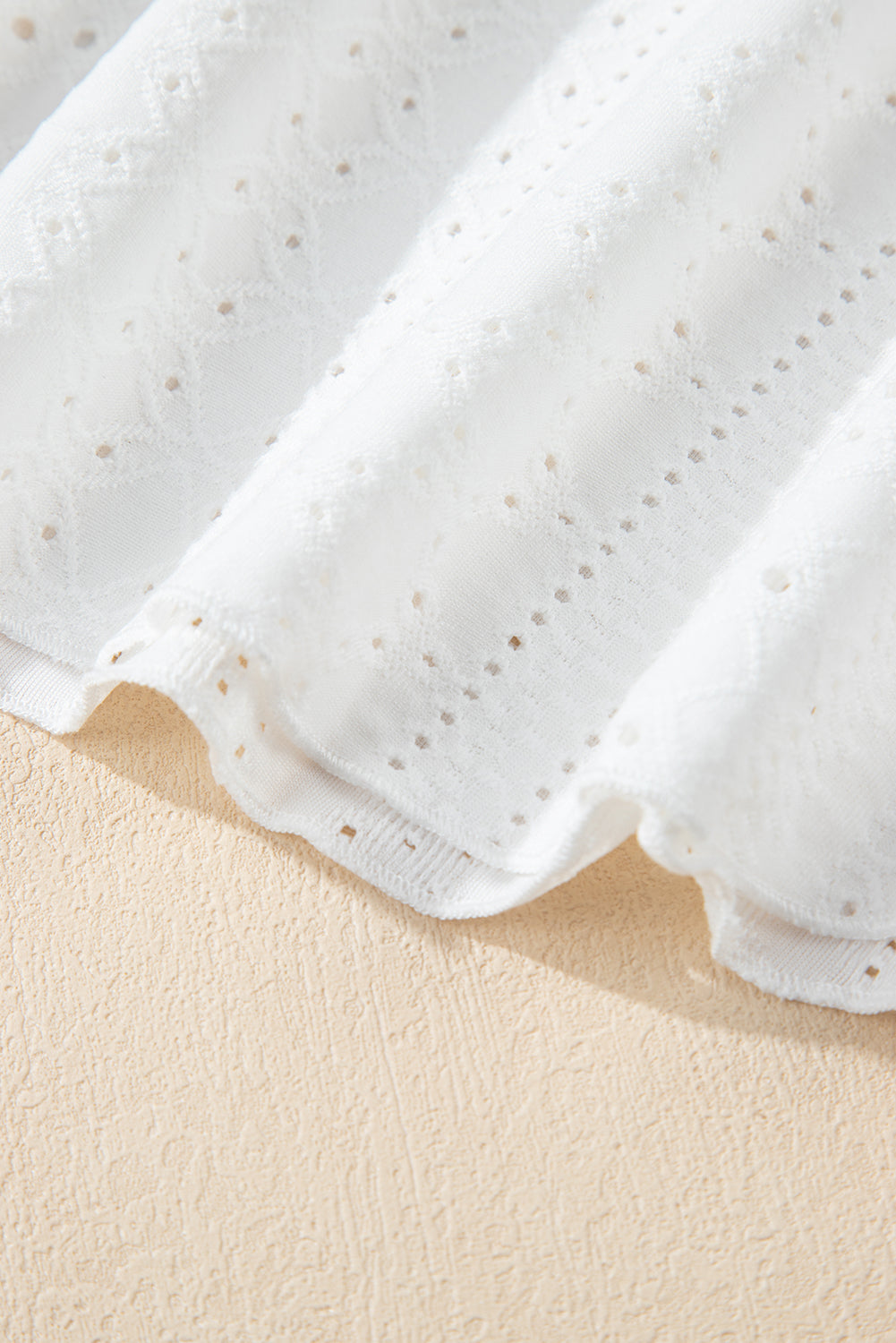 Witte tanktop met ronde hals en oogjes met bandjes