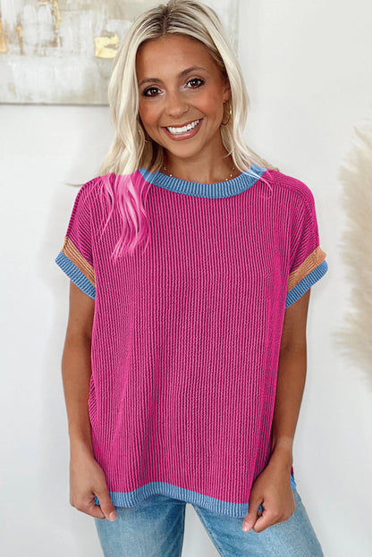 Felroze T-shirt met contrasterende rand en ronde hals