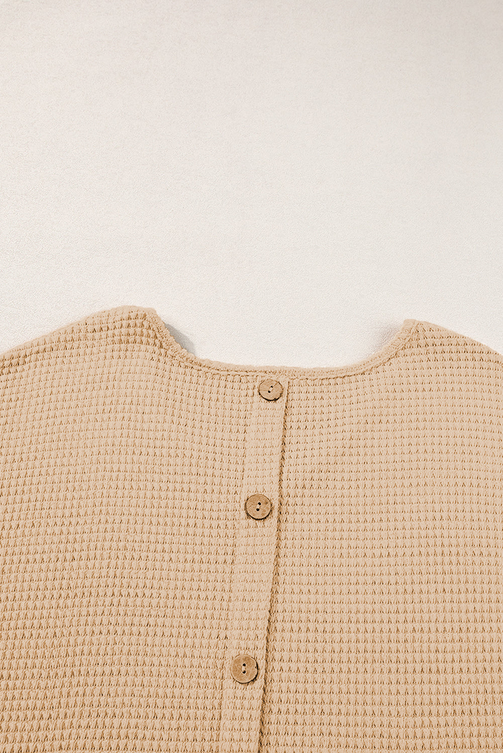 Havermout getextureerd T-shirt met knoopsluiting aan de achterkant en manchetten