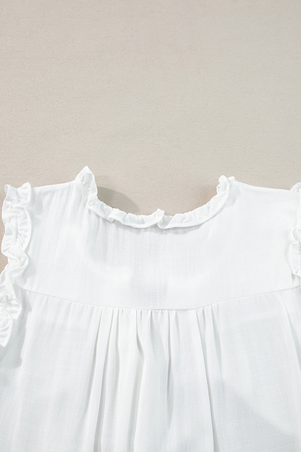 Witte tanktop met splithals en ruches