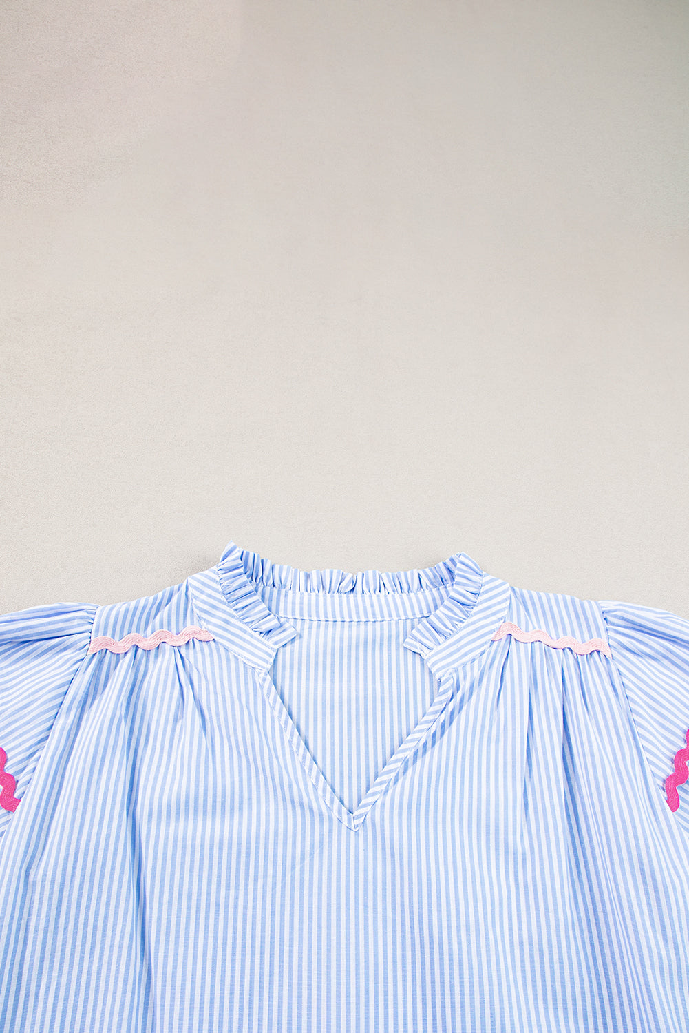 Hemelsblauwe gestreepte Ricrac-afwerking, splithals, gestreepte blouse met ruches aan de mouwen