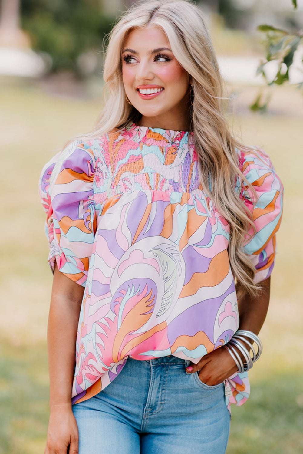 Roze blouse met abstracte print en bubbelmouwen en kieldetail