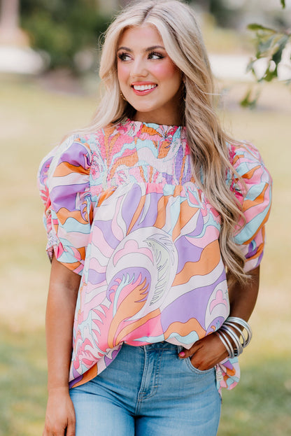 Roze blouse met abstracte print en bubbelmouwen en kieldetail
