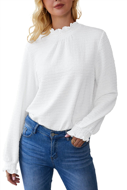 Witte blouse met gesmokte hals en bisschopsmouwen met ruches