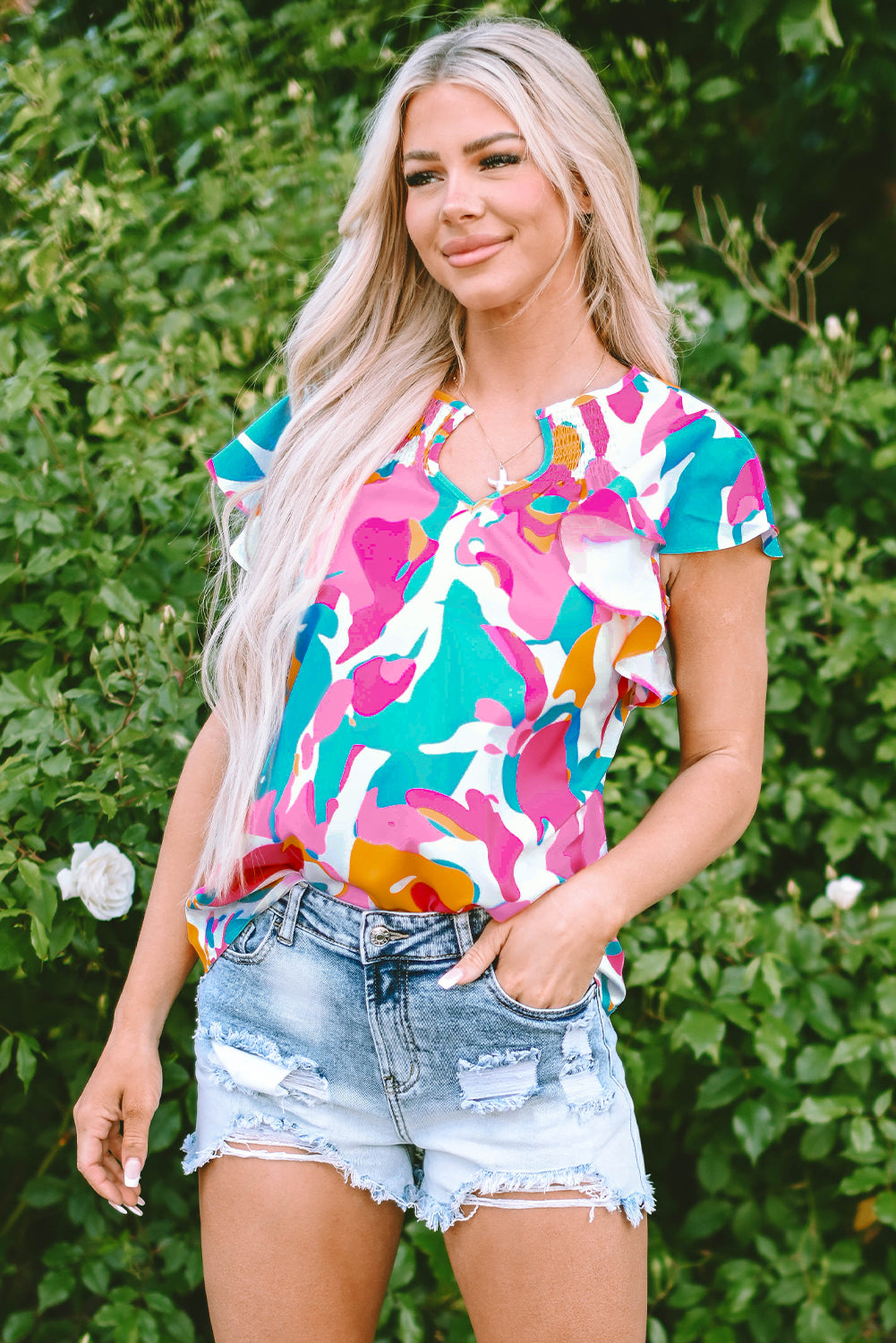 Veelkleurige blouse met abstracte print en gekerfde hals en fladdermouwen