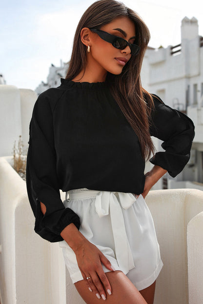 Zwarte blouse met koude schouder en bisschopsmouwen
