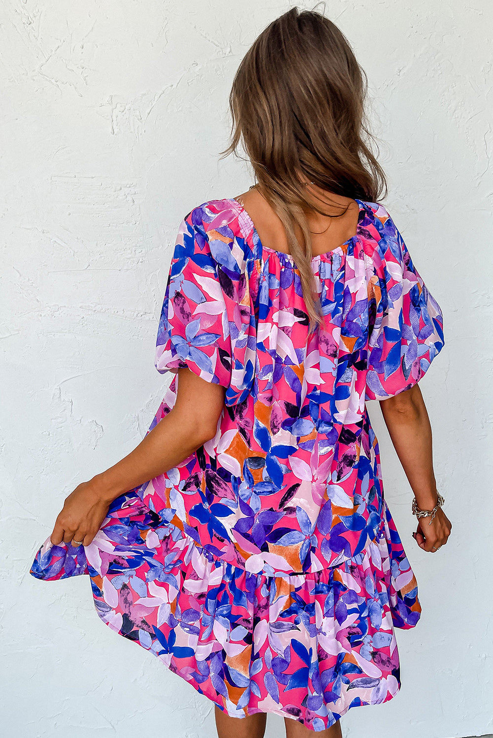 Paarse bloemenprint korte jurk met ruches en pofmouwen