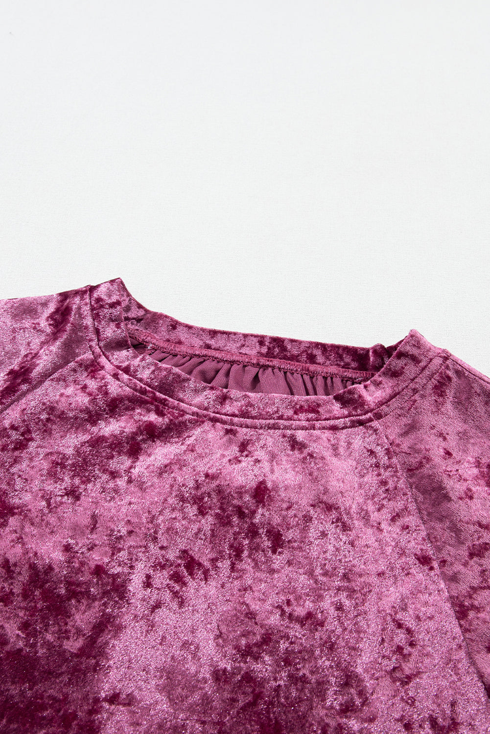 Rode dahlia fluwelen top met ronde hals en pagodemouwen