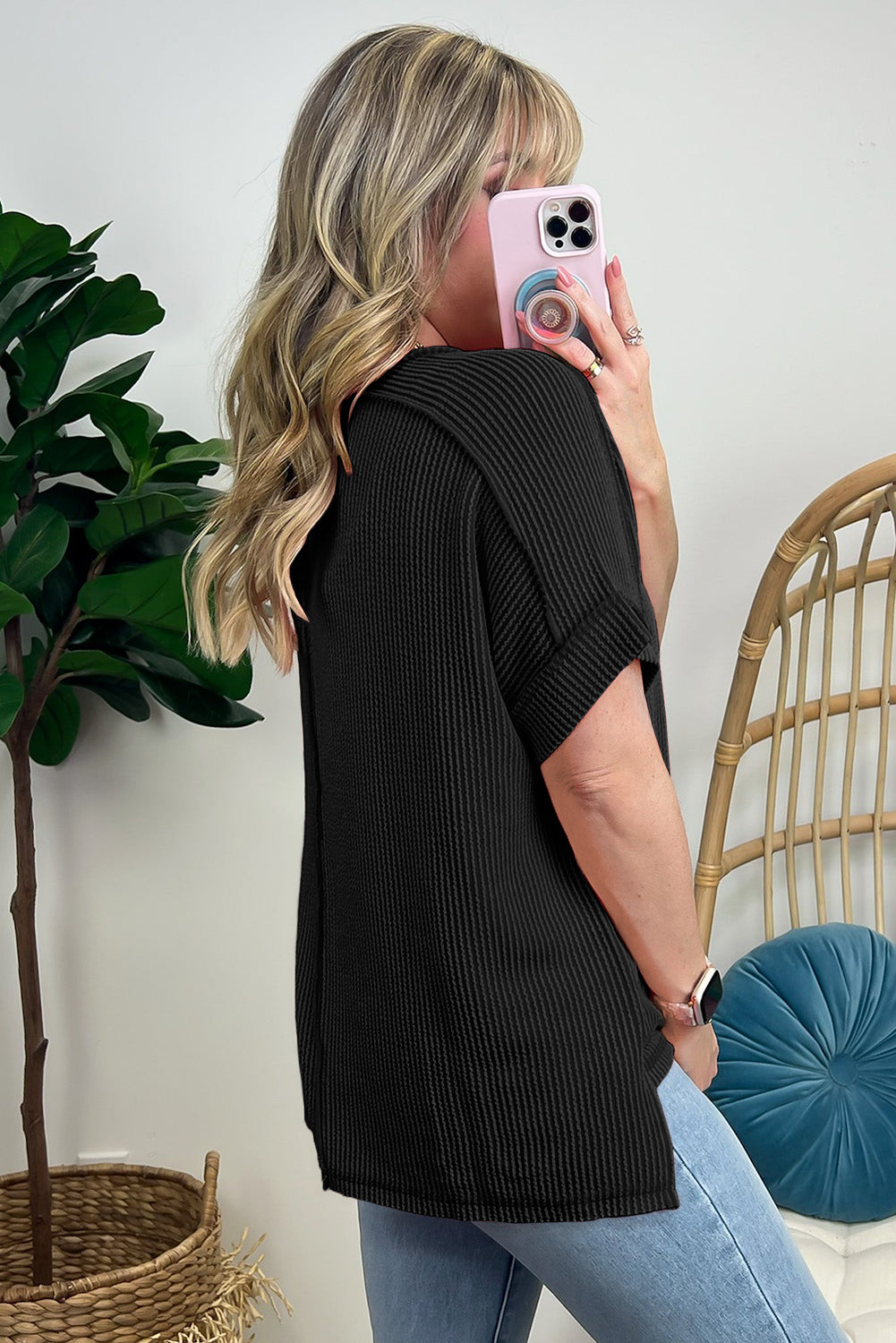 Zwart getextureerd gebreid T-shirt met zichtbare stiksels