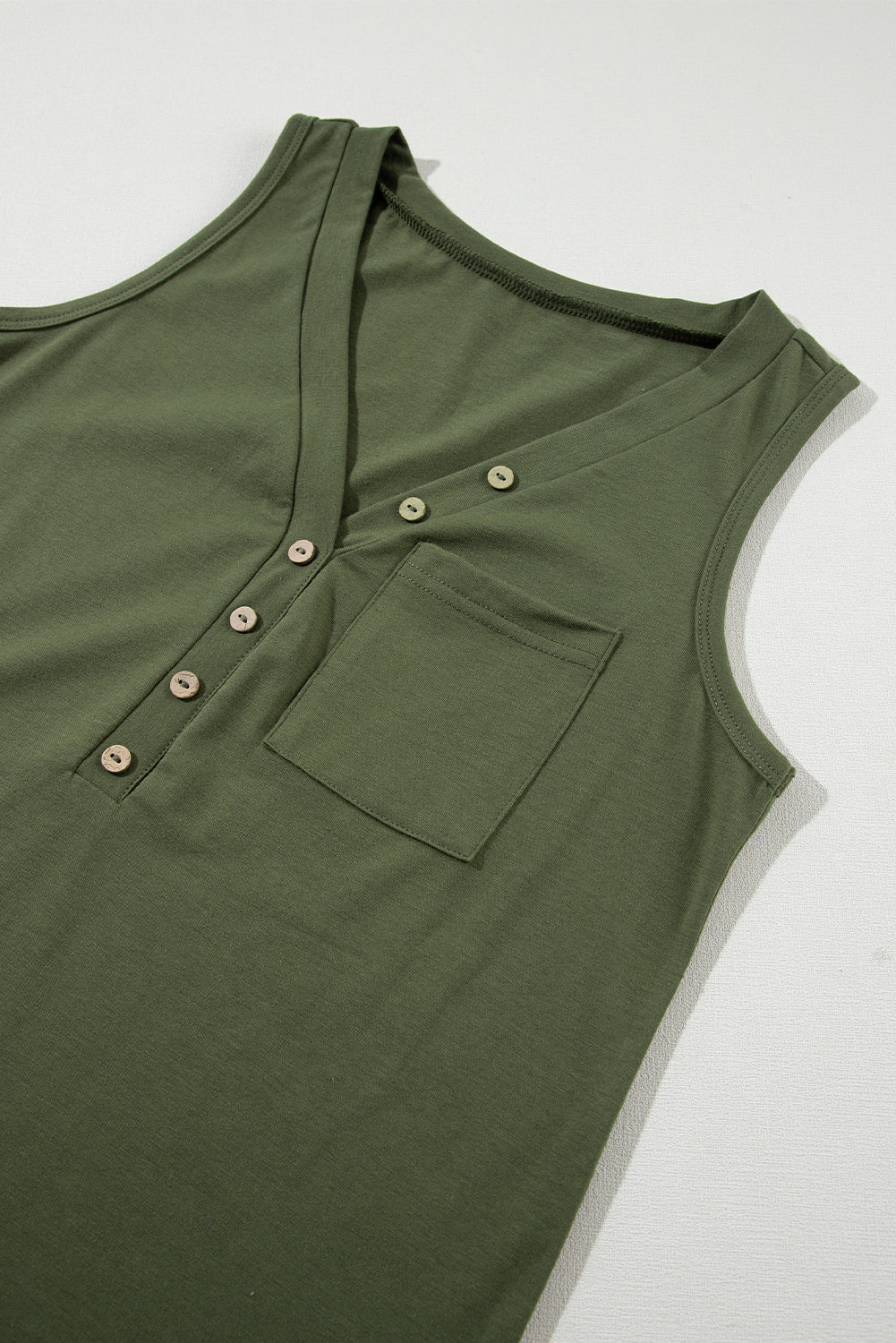 Junglegroene tanktop met opgestikte zak en halve knopen met V-hals