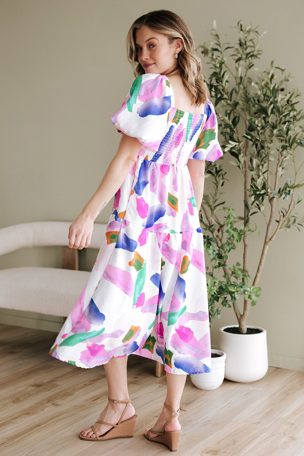 Paarse midi-jurk met gesmokte achterkant en pofmouwen met abstracte print