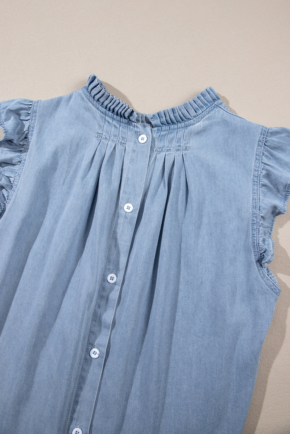 Beau blauwe retro chambray top met geplooide knoopsluiting op de rug