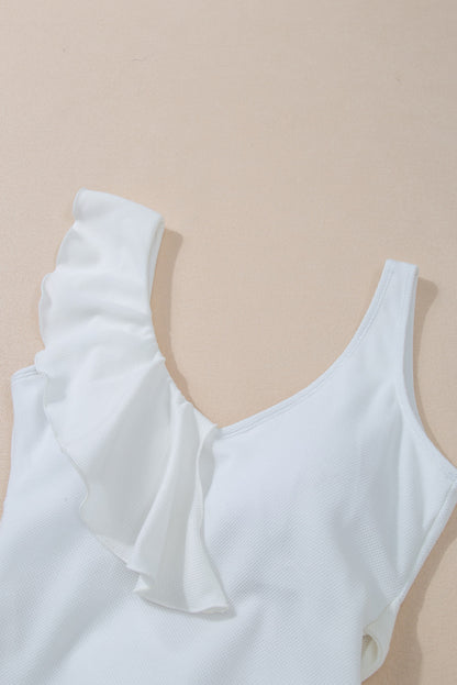 Wit asymmetrisch badpak met ruches en strikband in de taille