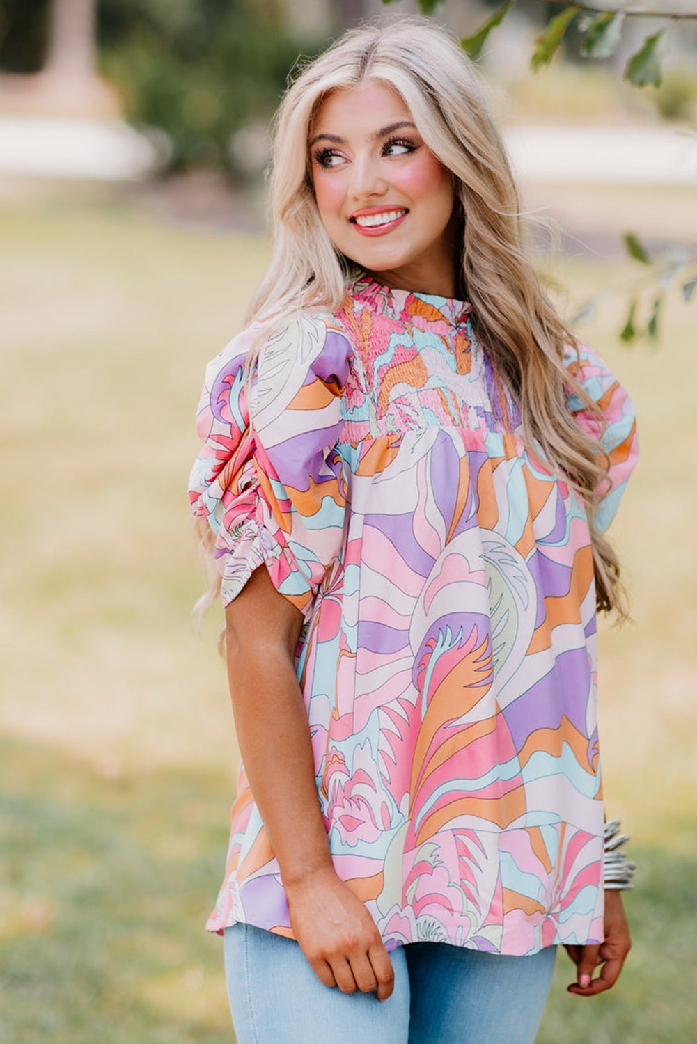 Roze blouse met abstracte print en bubbelmouwen en kieldetail