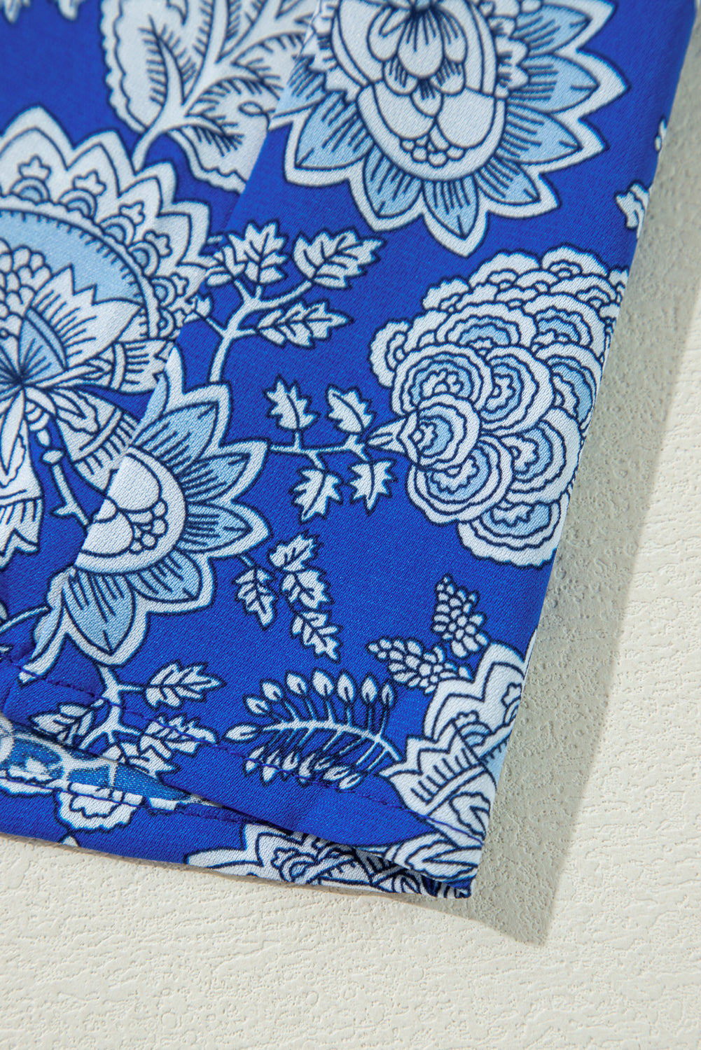 Blauwe blouse met ingekerfde V-hals en lange mouwen met bloemen