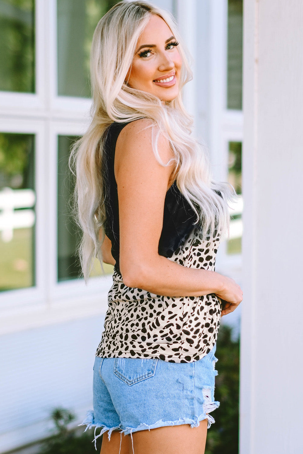 Zwarte tanktop met luipaardmotief en splithals