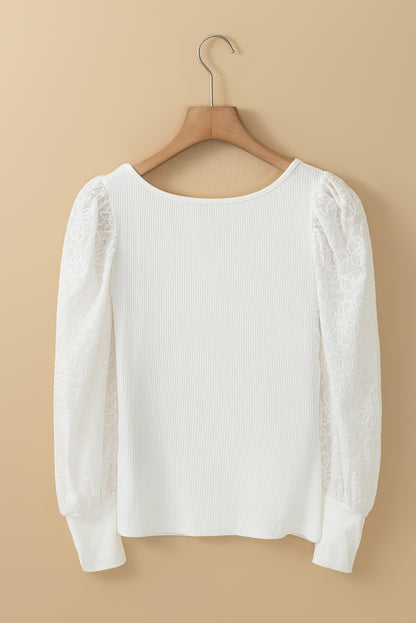 Witte geribbelde gebreide top met pofmouwen en bloemen