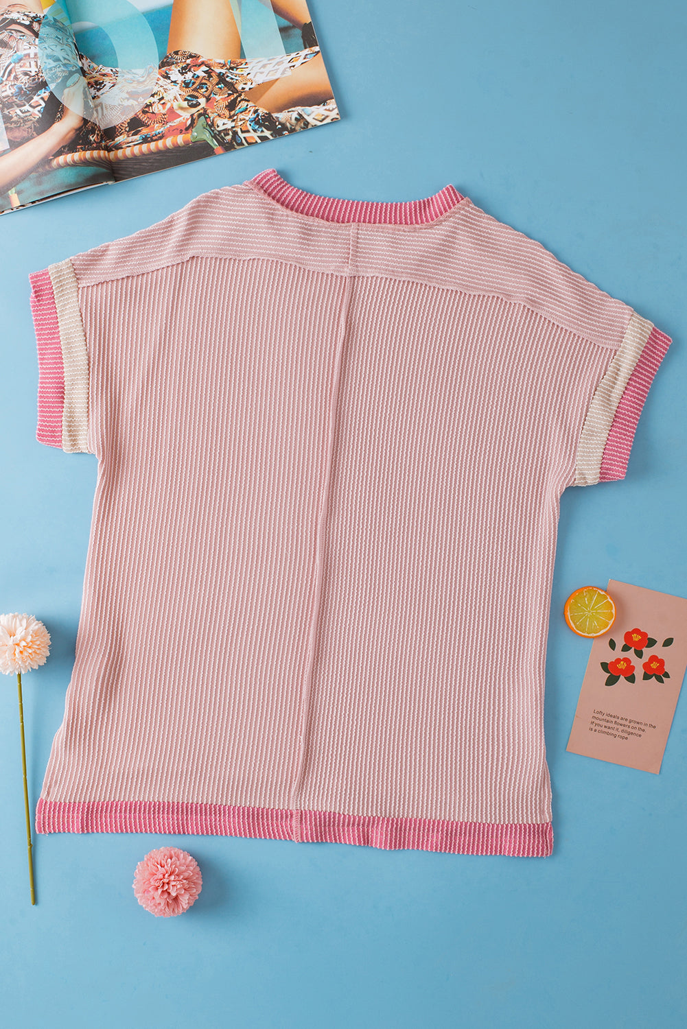 Lichtroze T-shirt met ronde hals en contrasterende rand