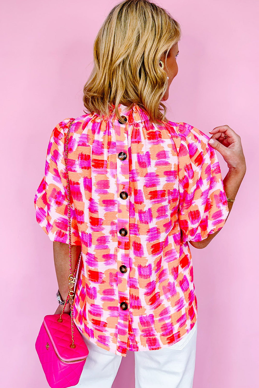 Roze blouse met abstracte print en knoopsluiting op de rug met ruches en hoge hals