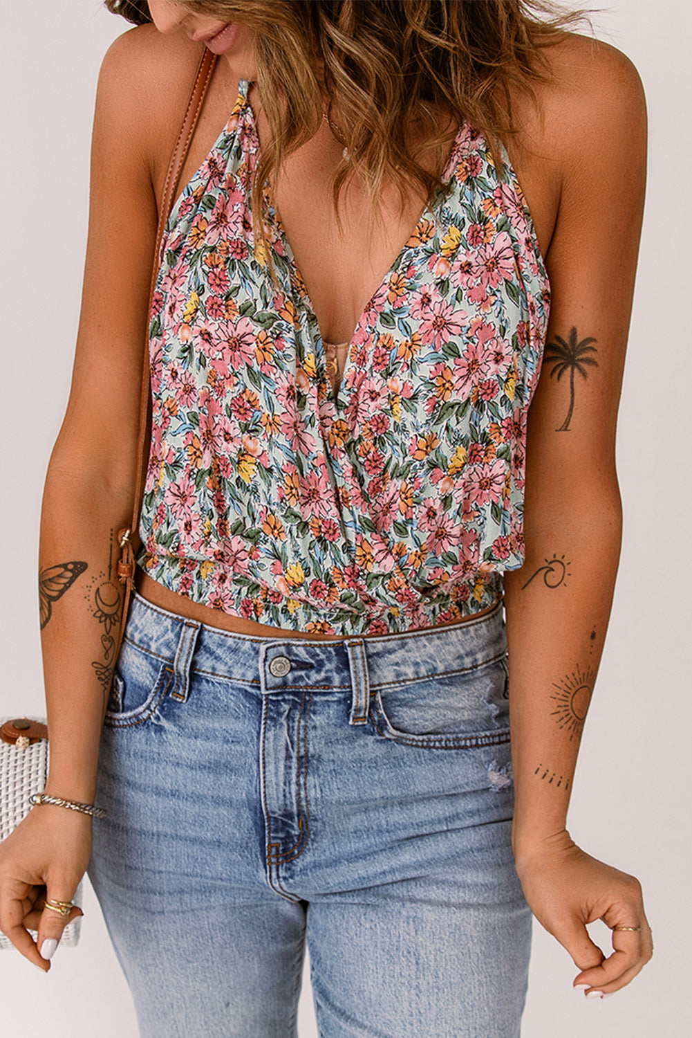 Veelkleurige tanktop met bloemen en V-hals