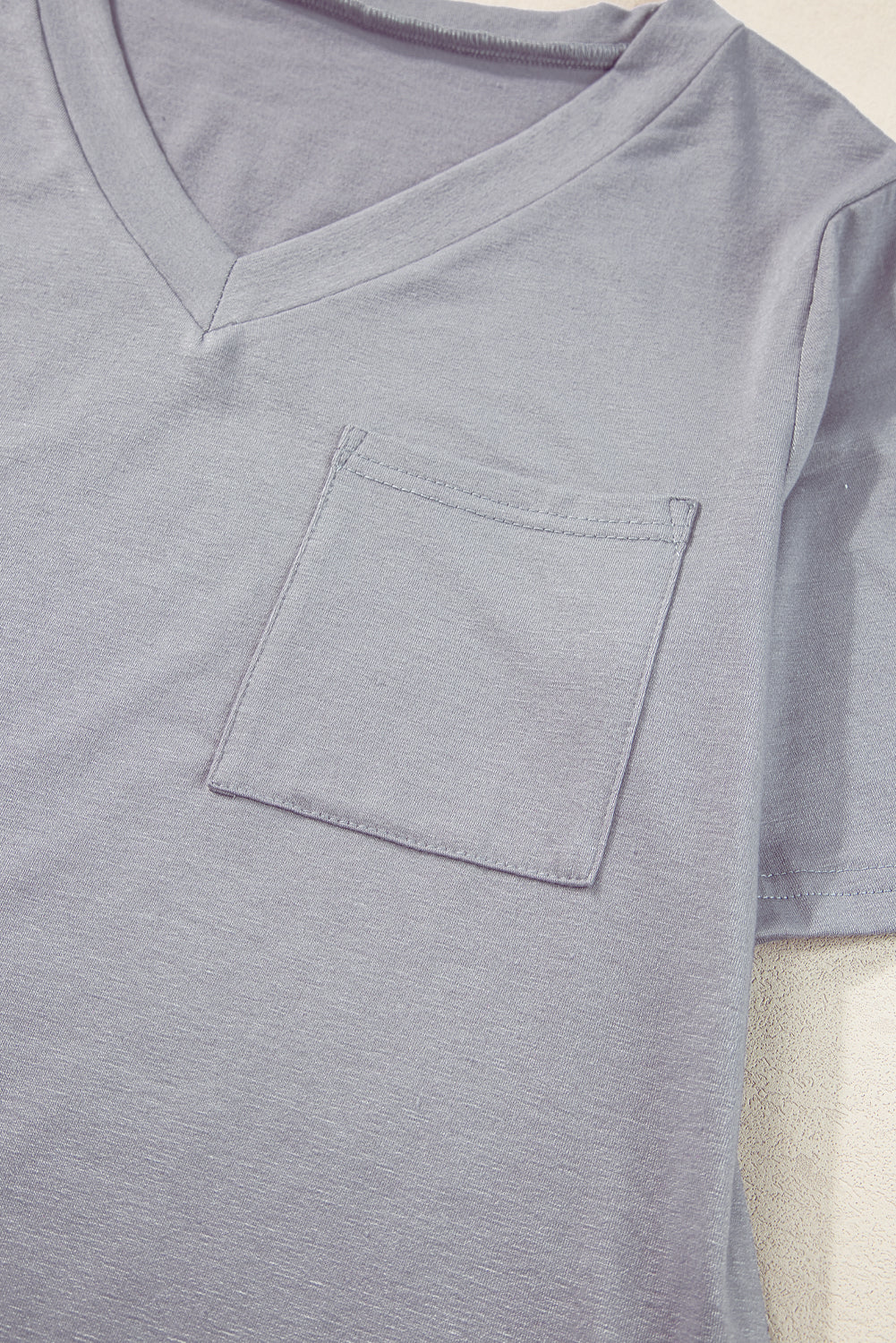 Middelgrijs T-shirt met V-hals en ronde zoom