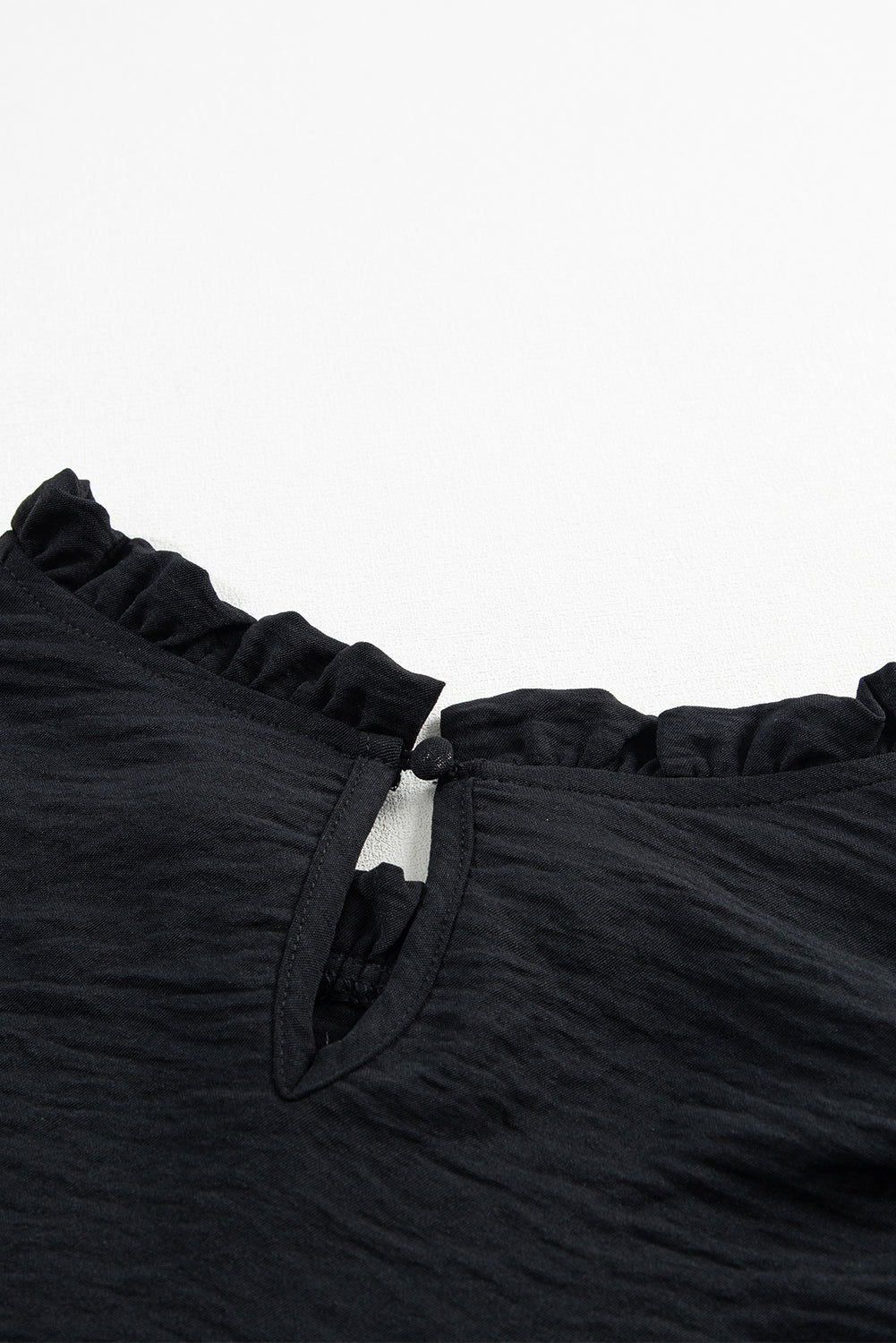 Zwarte blouse met ruches en ruches en bubbelmouwen