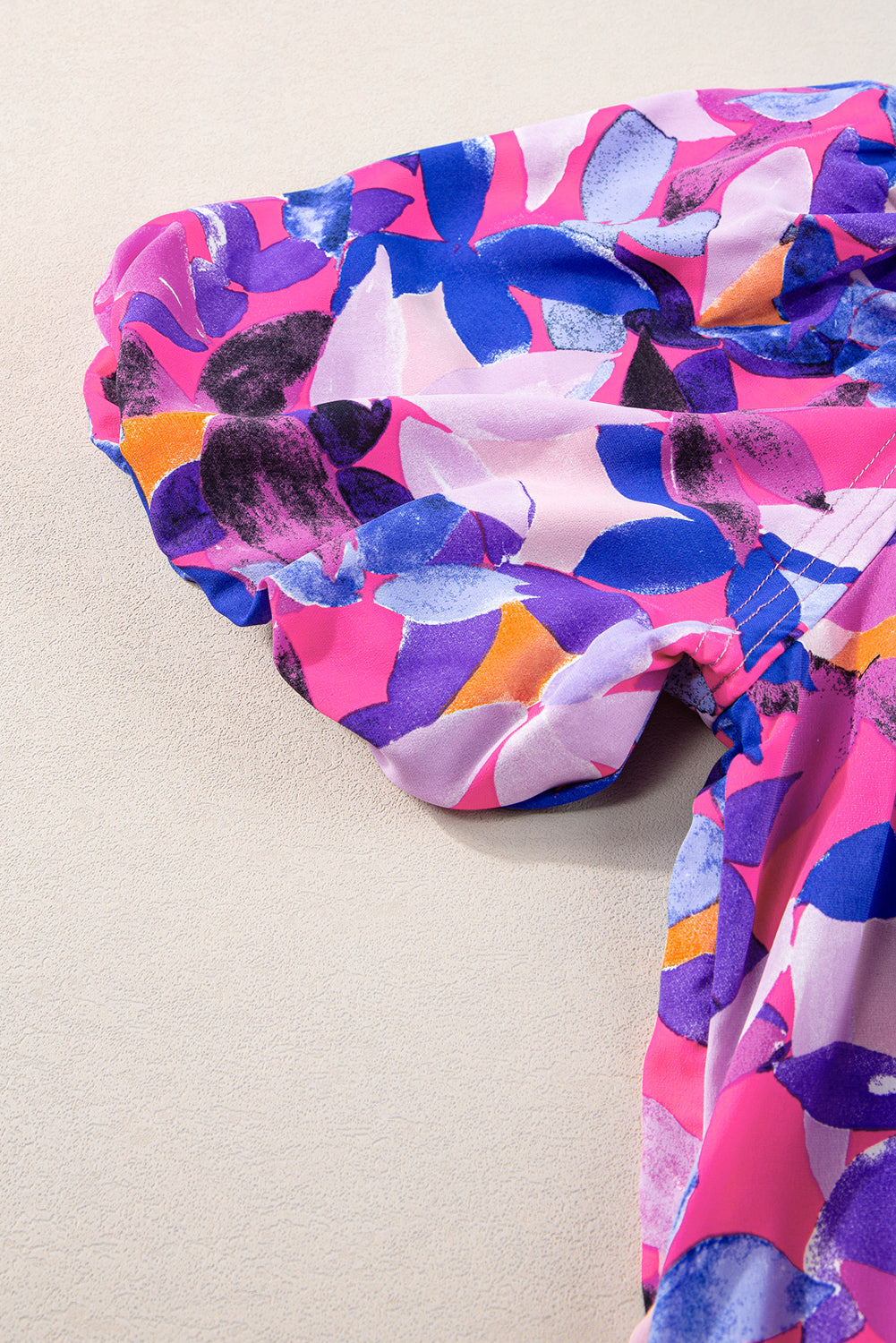 Paarse bloemenprint korte jurk met ruches en pofmouwen