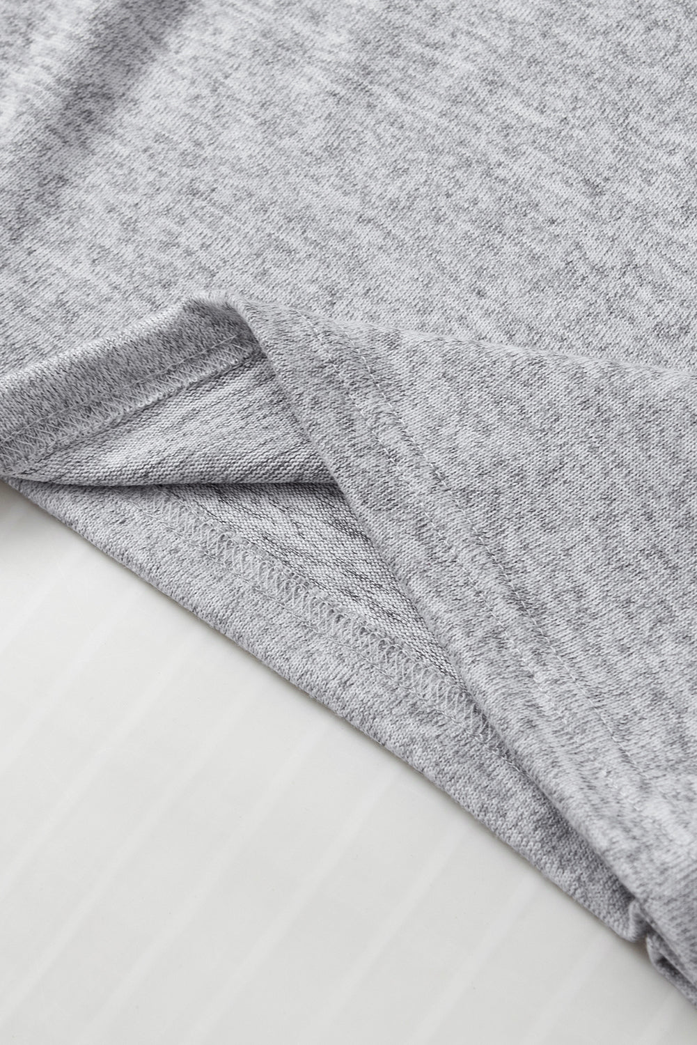 Grijs geribbeld T-shirt met ronde hals en gesplitste mouwen