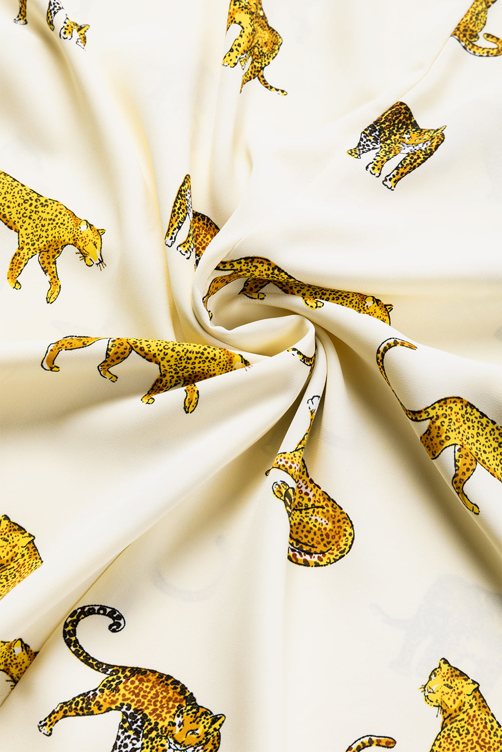 Losvallende blouse met V-hals en abrikozenprint met luipaardprint en tabmouwen
