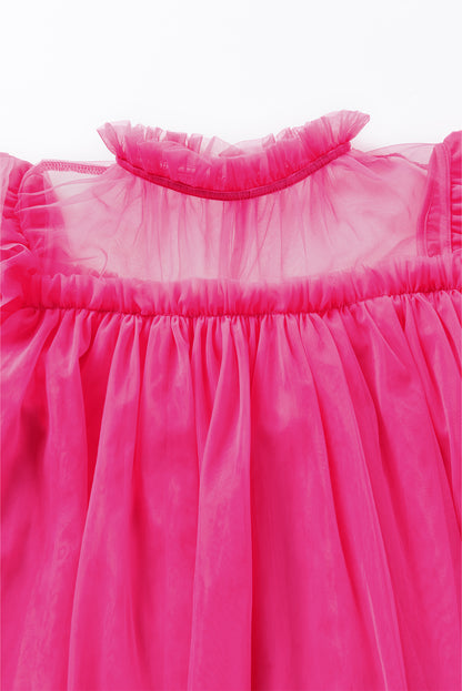 Uitlopende babydollblouse van aardbeiroze tule met ruches aan de mouwen