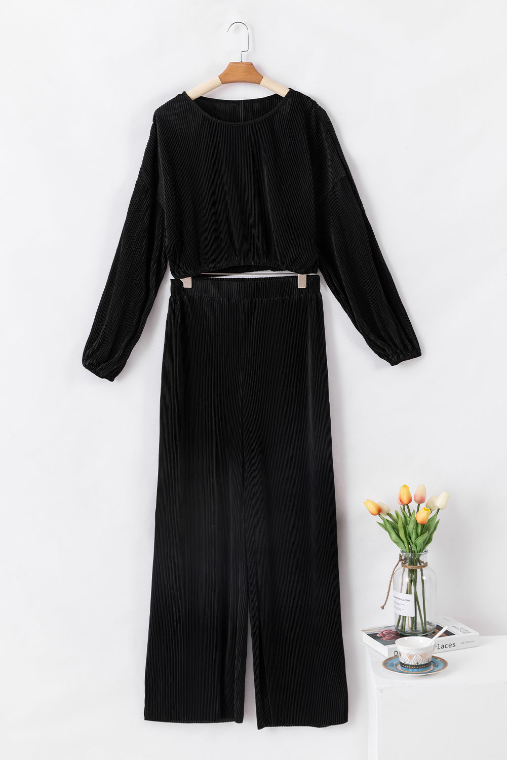 Zwarte cropped trui met koord en broek met wijde pijpen
