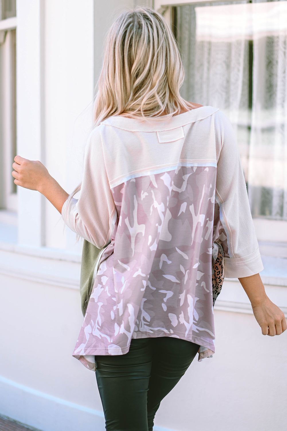 Veelkleurige oversized top met zichtbare naden en patchwork