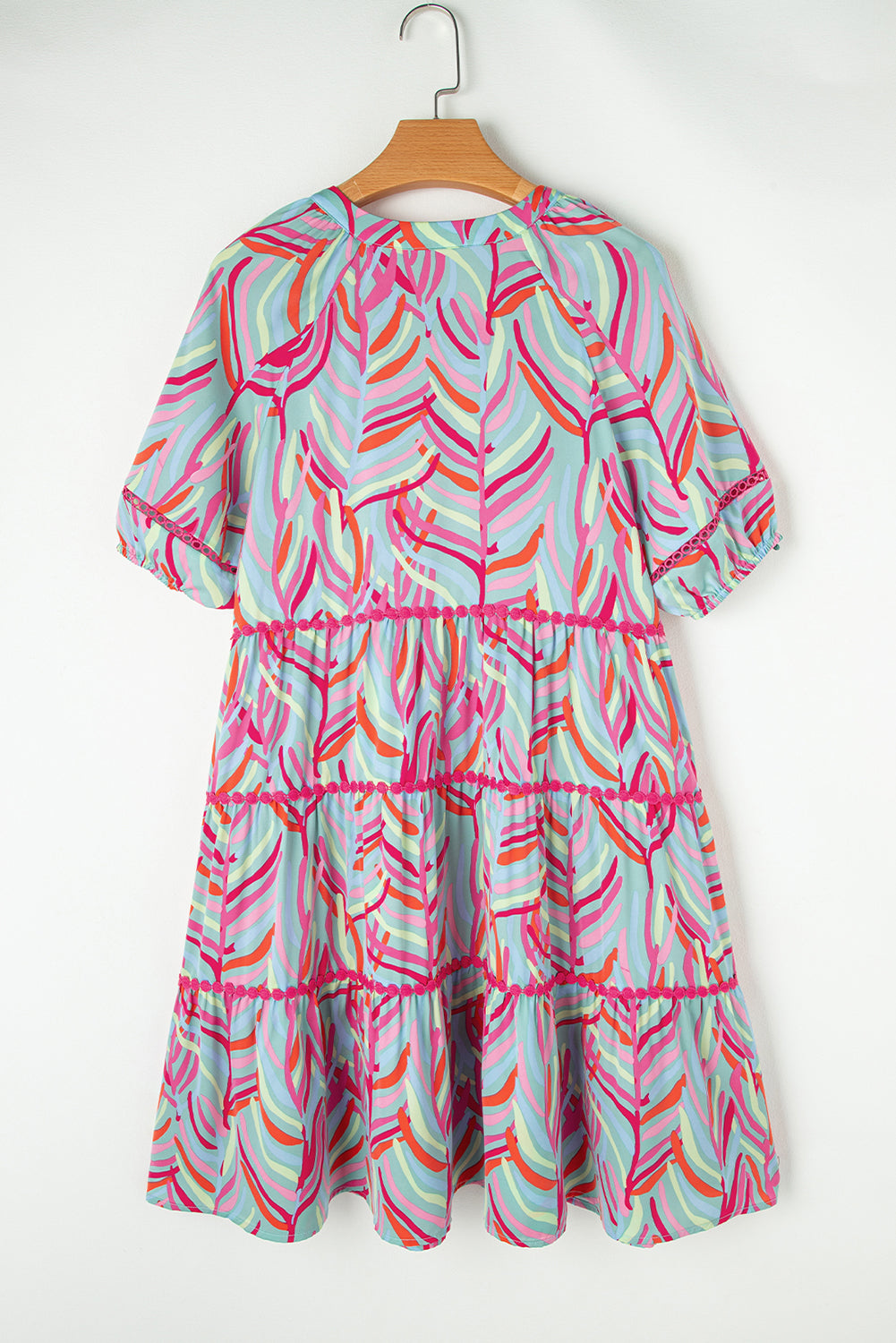 Lichtblauwe Ricrac-jurk met gelaagde pofmouwen met abstracte print