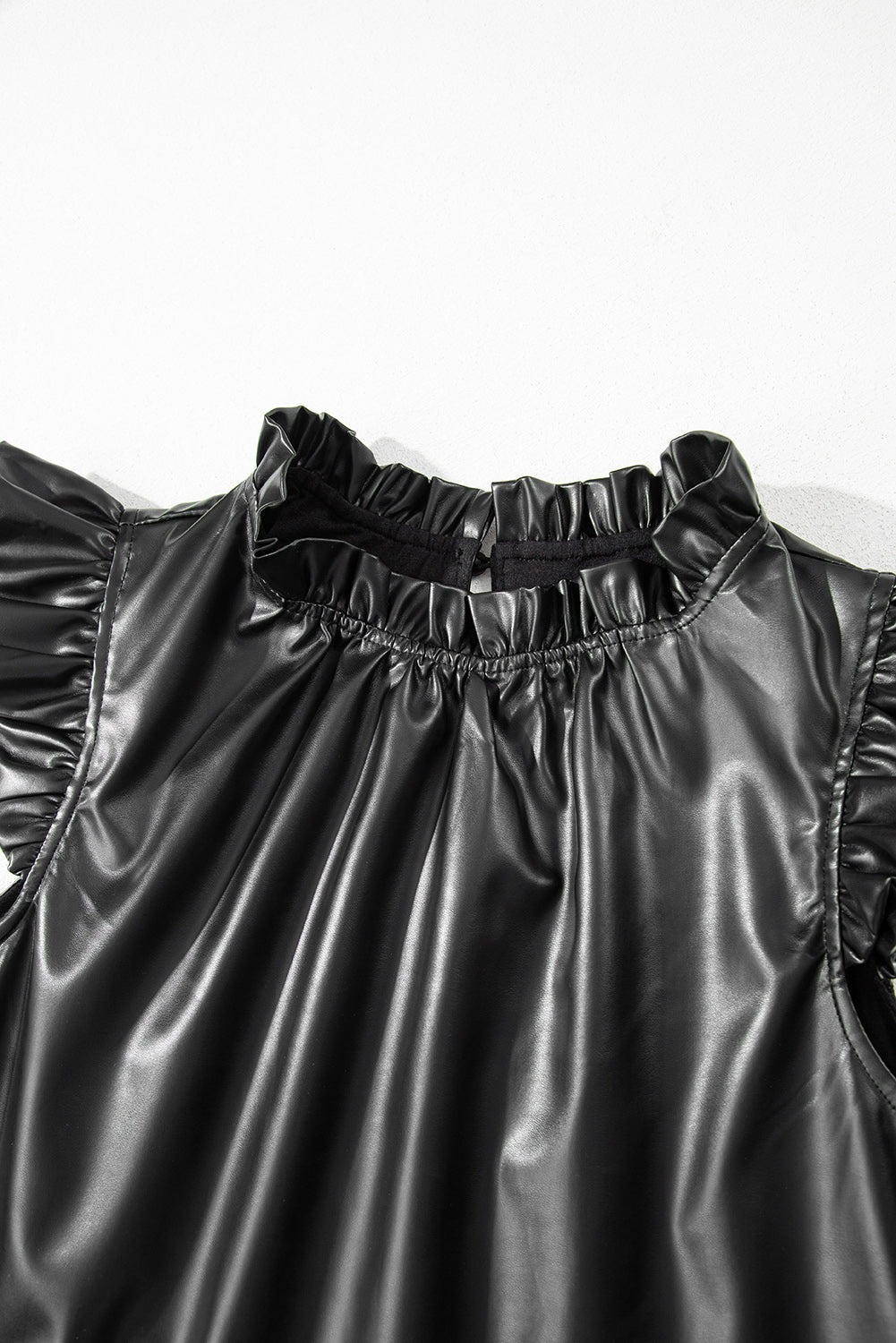 Zwarte pu lederen frilly ruches trim blouse