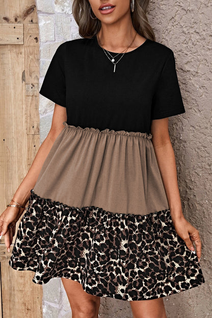 Licht Frans beige T-shirtjurk met luipaardprint en kleurblokken met ruches