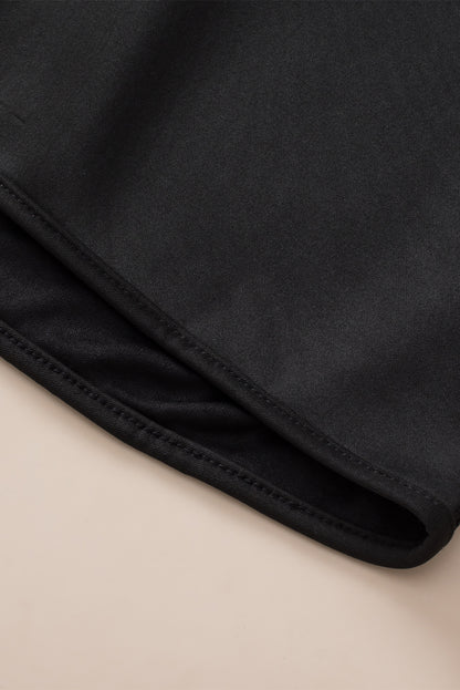 Zwarte tanktop met sleutelgat en lovertjes op de rug