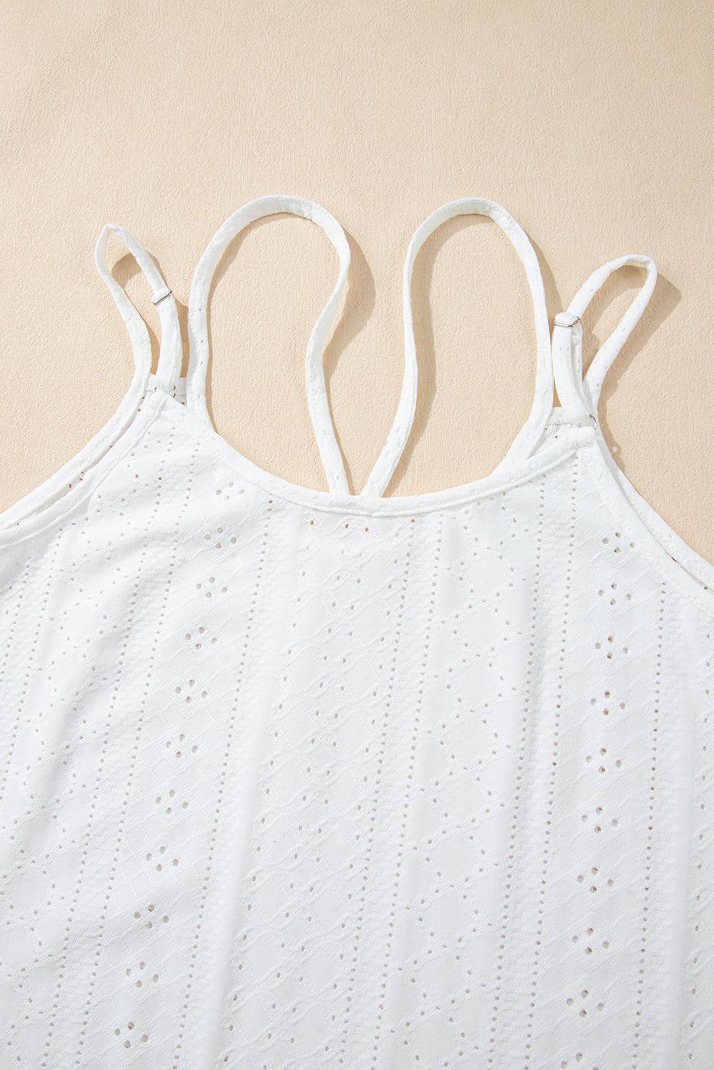 Witte tanktop met ronde hals en oogjes met bandjes