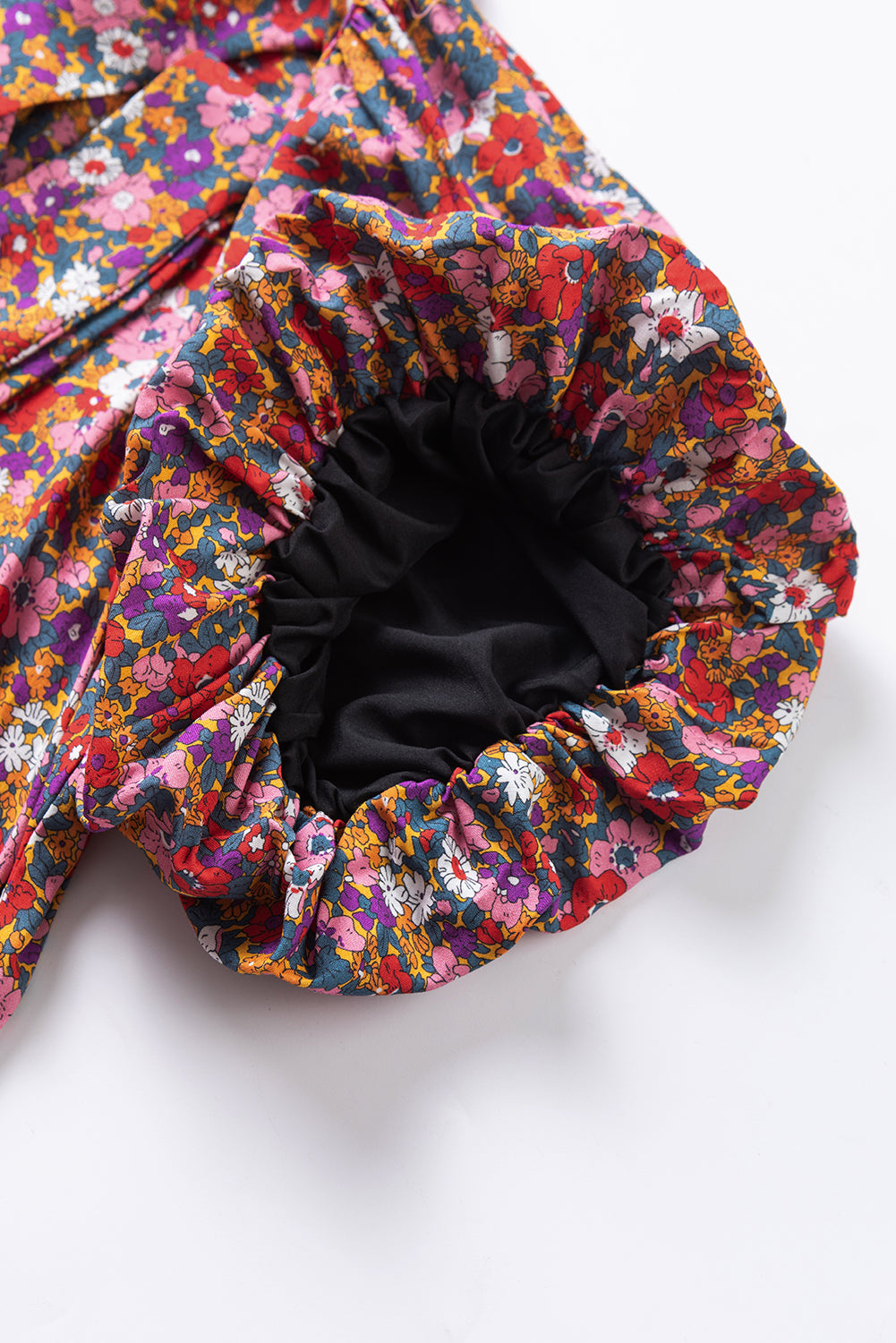 Paarse bloemenprint geknoopte blouse met hoge hals en pofmouwen