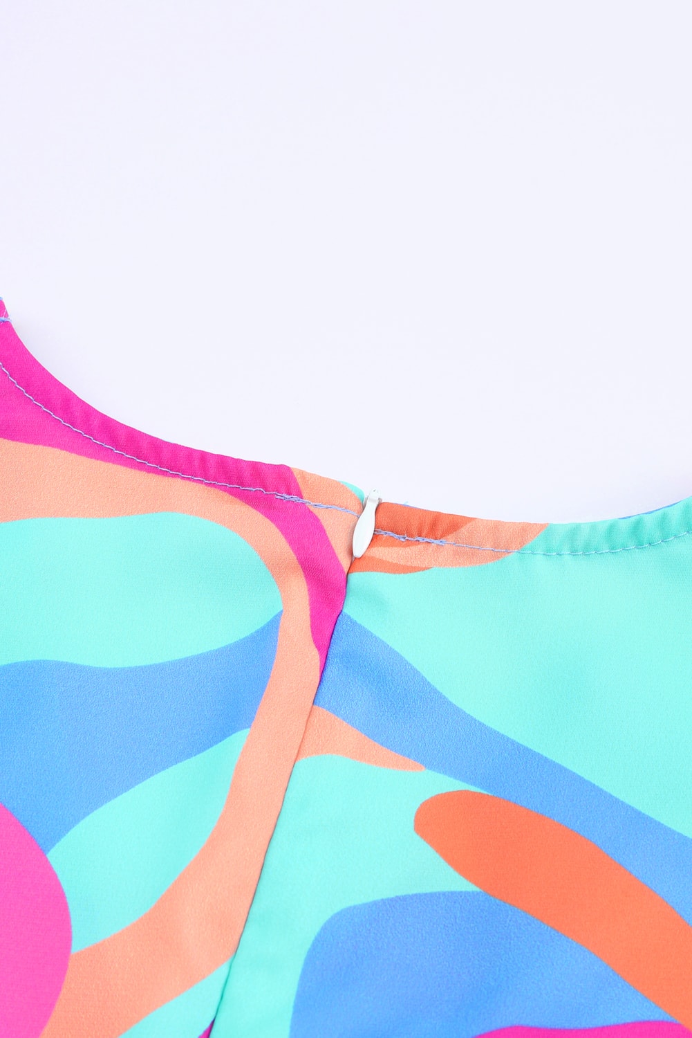 Jurk met veelkleurige abstracte print en V-hals en pofmouwen