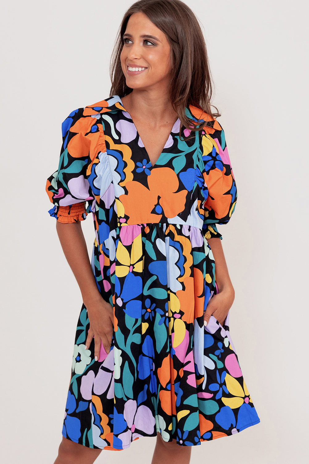 Blauwe uitlopende jurk met splithals en bloemenprint
