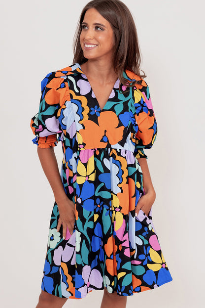 Blauwe uitlopende jurk met splithals en bloemenprint